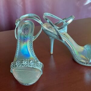 EUC shiny silver metallic dress heels with rhinestones size 7